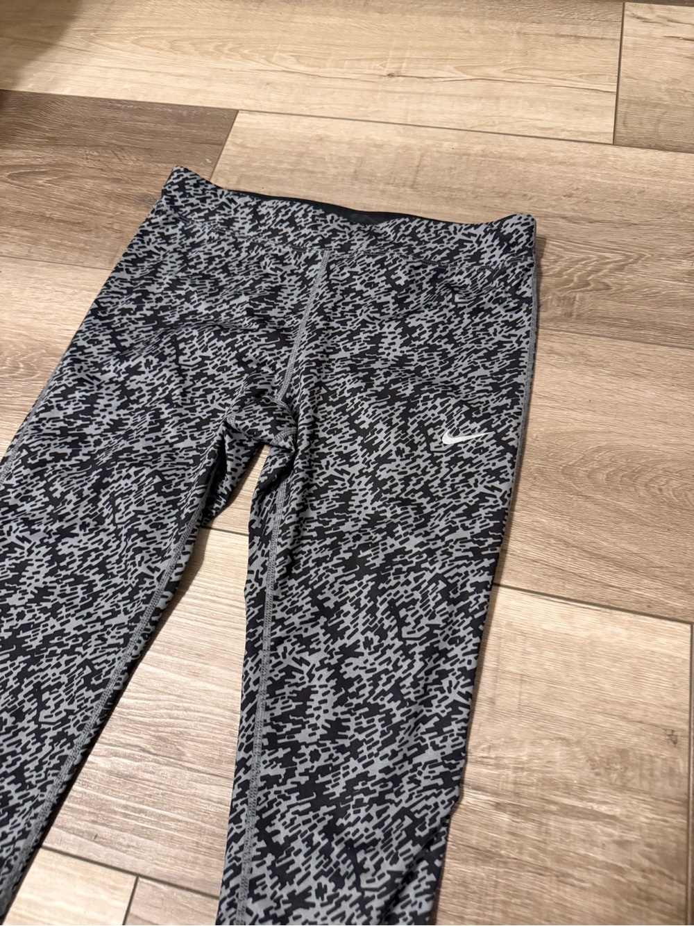 Nike Black and Gray Dotted Print Leggings - Picture 2 of 6